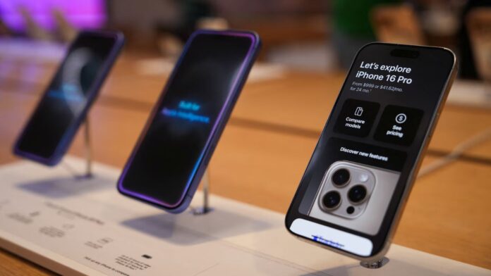 Apple roughly maintained its market share as the second-top smartphone seller, with a growth of 1.5% in shipments.(Image:Reuters)